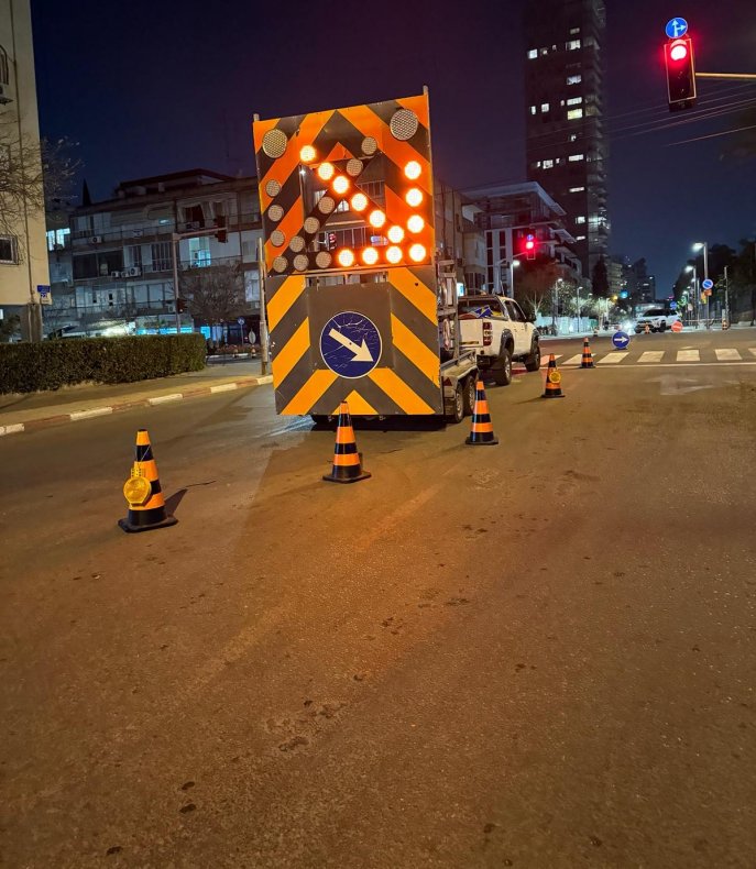 דרכים עתידיות - הסדרי תנועה, אבטחה וסימון כבישים - עגלות חץ - לוח נייד מהבהב